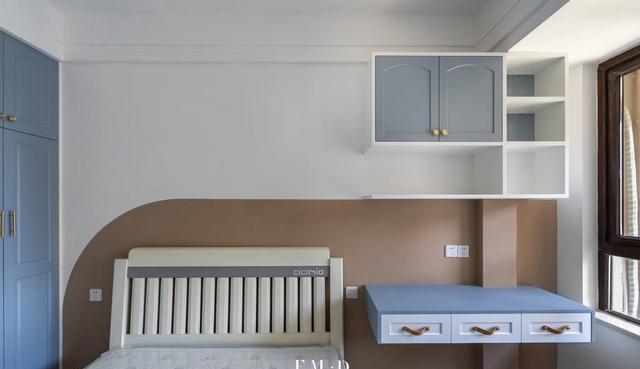 回到装修前,我先把床头柜扔了,再有机会,就要做衣柜一体式设计