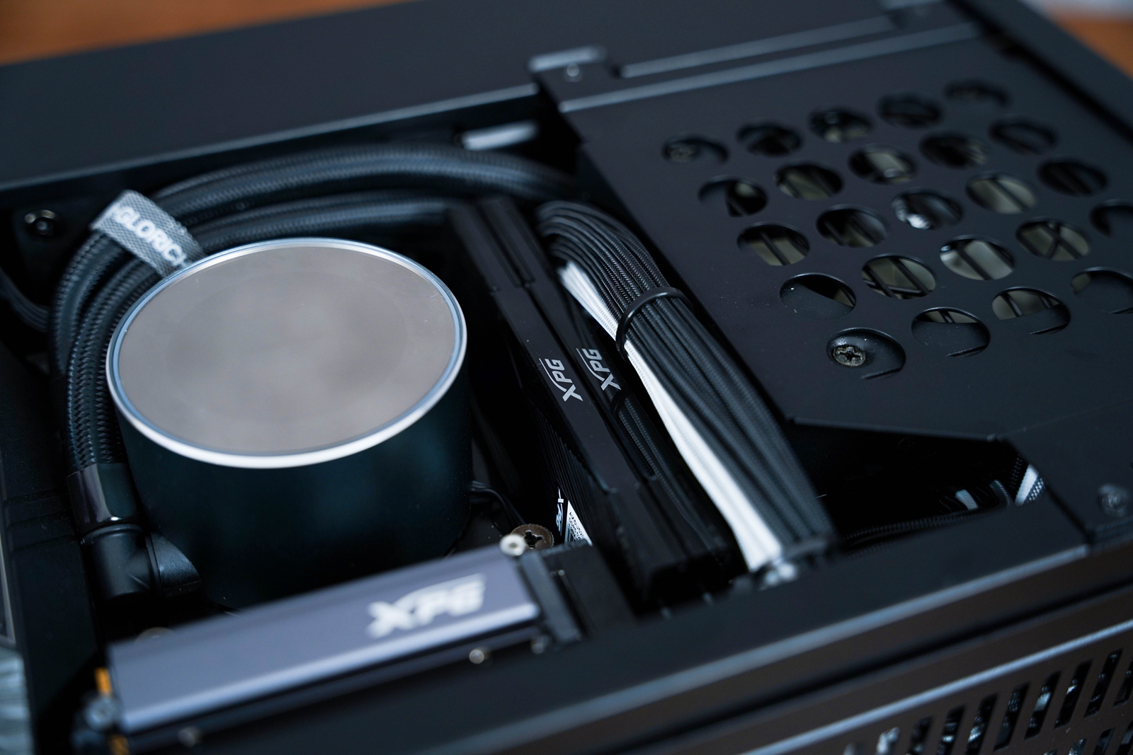 显卡|11L银黑策划， A4-H20携手12代酷睿与D5的游戏小钢炮装机体验