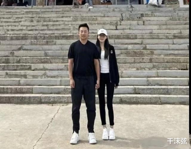 汪小菲|汪小菲朋友圈官宣恋情!晒游客照秀恩爱,与张颖颖穿情侣鞋手牵手