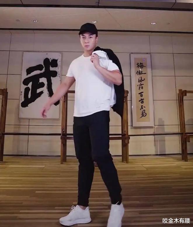 |释小龙一家三口地库被偶遇,妻子穿搭时尚性感,走路姿势自信霸气