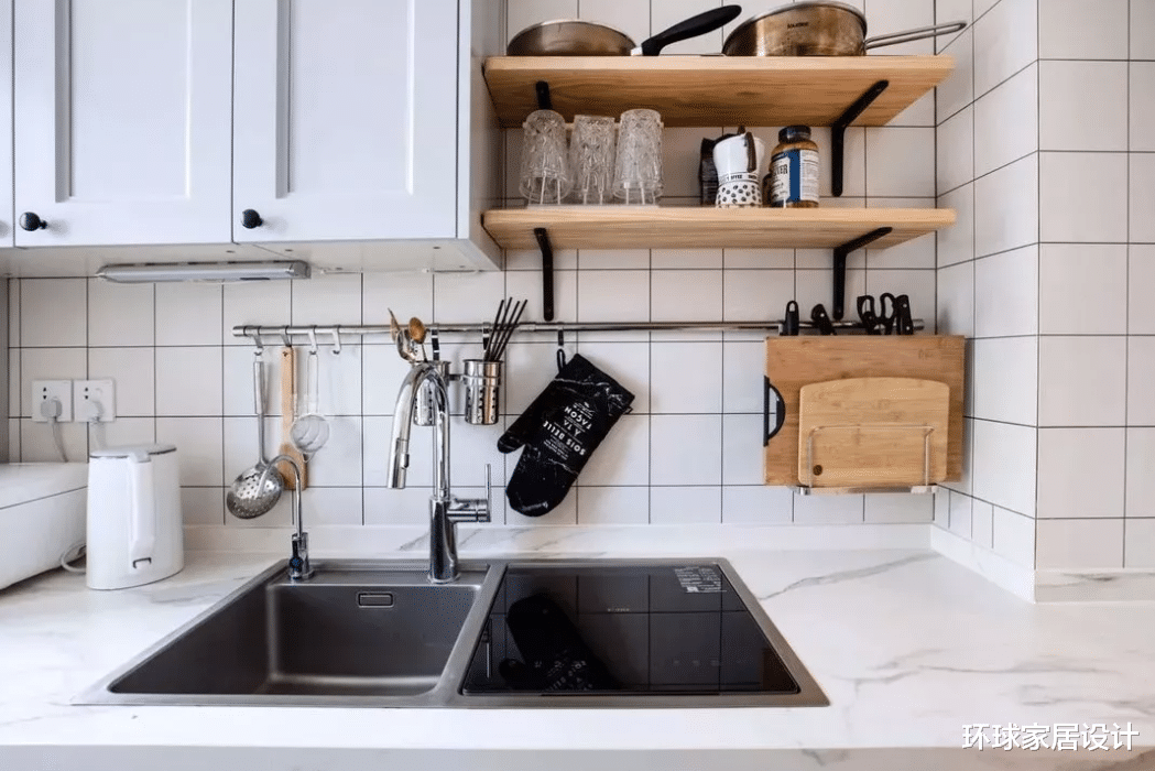 越来越多人厨房装岩板台面,我家也跟风,使用2年苦不堪言