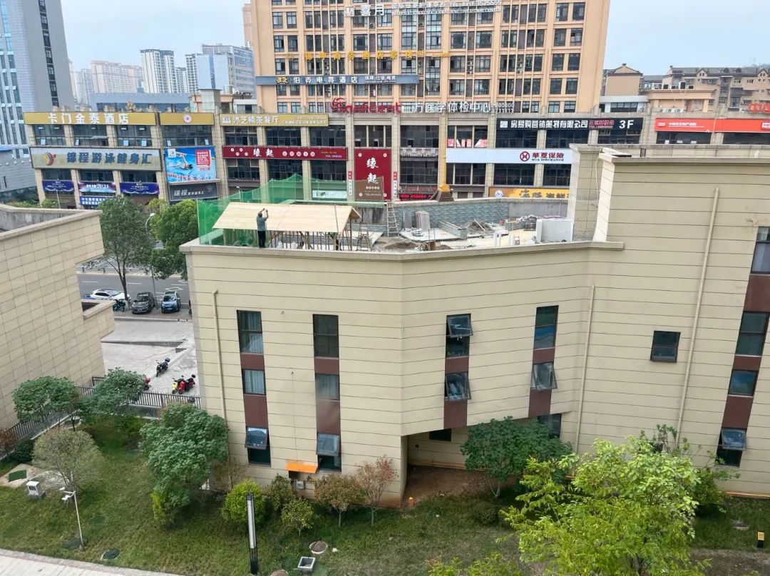 网友: 请查处南充锦华府小区15栋独栋商业三楼平台上的违法搭建建筑物