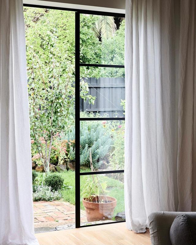 梦幻怀旧的一家四口之家，白色调与老式家具，也可以很复古！