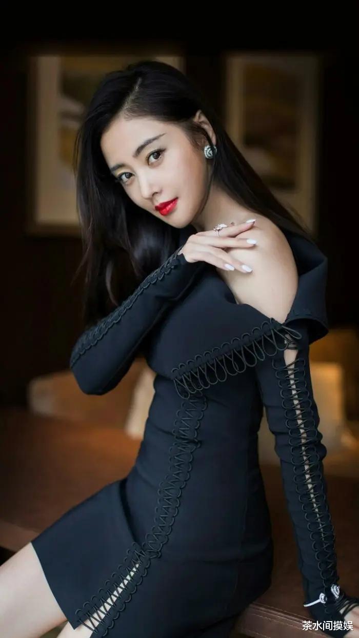 贾静雯|看脸气场一米八，实际身高矮冬瓜，娱乐圈女星的脸太会“骗人”！