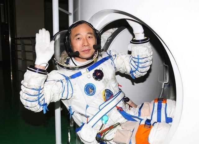 航天英雄景海鹏:从一贫如洗到三次登上太空,如今的他过得怎样?
