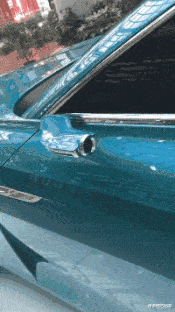 成龙|成龙与空姐合影惹争议，被曝索要女方电话住址，隔天送上签名礼物