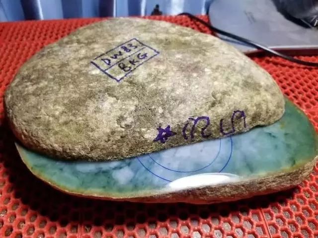 翡翠|贝壳一样的翡翠原石，放了三年没人问，切出的手镯车房都不换