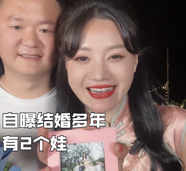 |唐小鱼带老公直播，自曝结婚多年有2个娃，丈夫辞职在家当伙夫