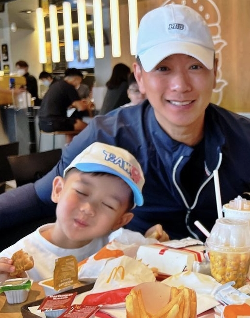 胡杏儿|胡杏儿丈夫周末带儿子外出就餐，兄弟俩吃出表情包一脸满足