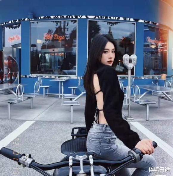 范志毅|范志毅英国女儿不怕冷！户外秀露背装，与大7岁土豪男友好事将近