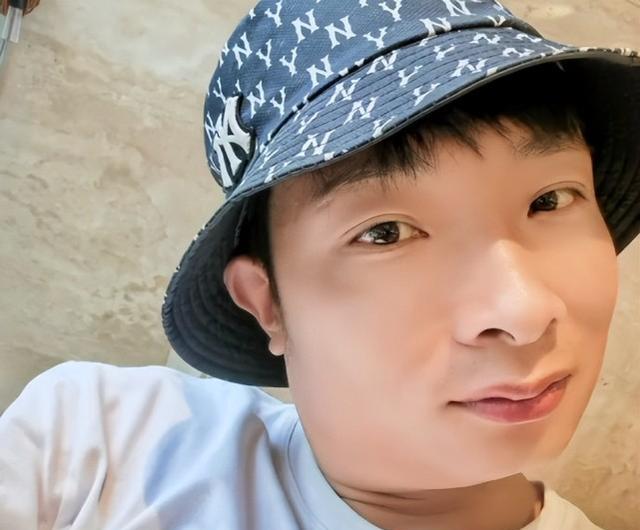 余秀华|余秀华自称咎由自取，从此不再说爱情，杨槠策晒凤凰暗示涅槃重生