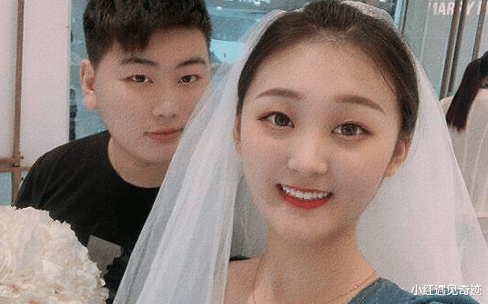 陈亚男|陈亚男去亲戚家做客，抱娃眼里全是温柔，孩子歪头不看她疑被嫌弃