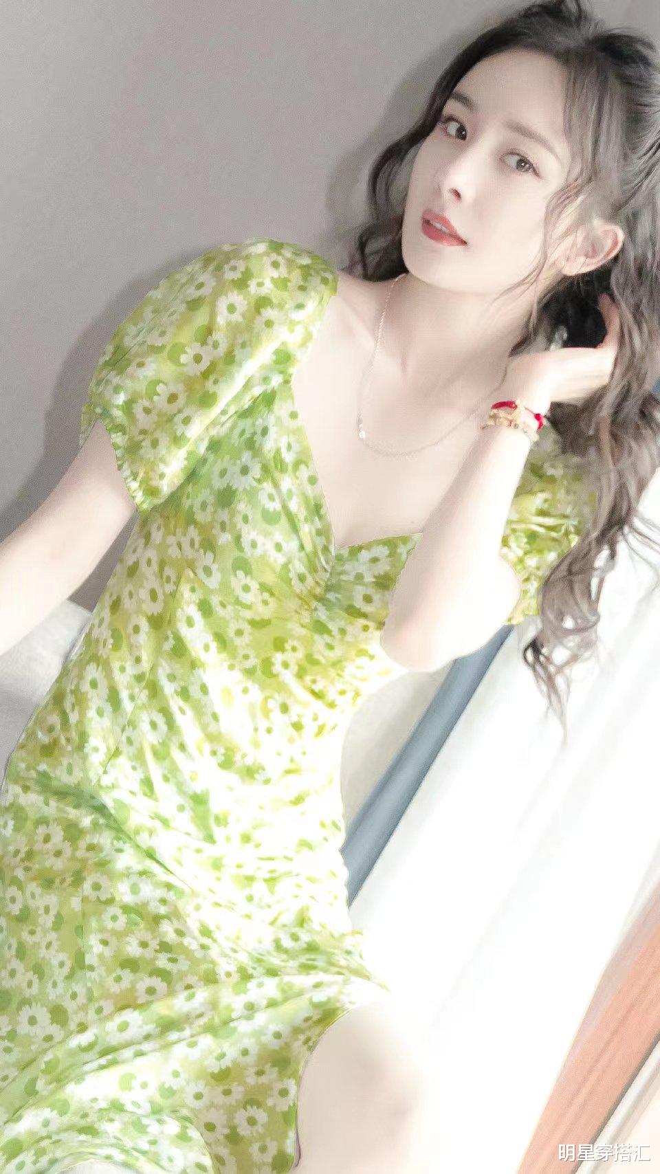 杨幂线上演唱会私服照,穿绿色碎花裙,清新元气