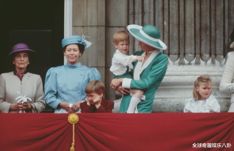 英国女王禁止哈里王子和孙媳登上王室阳台，4岁曾孙扮鬼脸抢风头