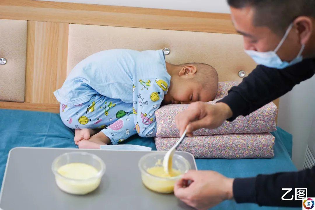 幼子患病无钱治,军人梦想成泡影,老兵爸爸在家给他军训圆梦