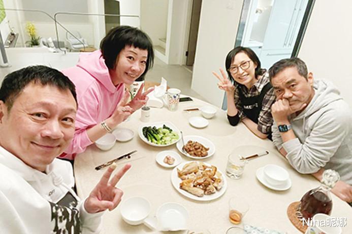 郭蔼明|刘青云携妻参加聚会!郭蔼明穿得像菲佣打扮太朴素,黎耀祥胖成球抢镜