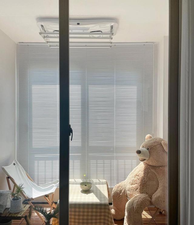 100婚房，客厅少摆几件家具，餐厅餐边柜都没，居住幸福感蹭蹭涨