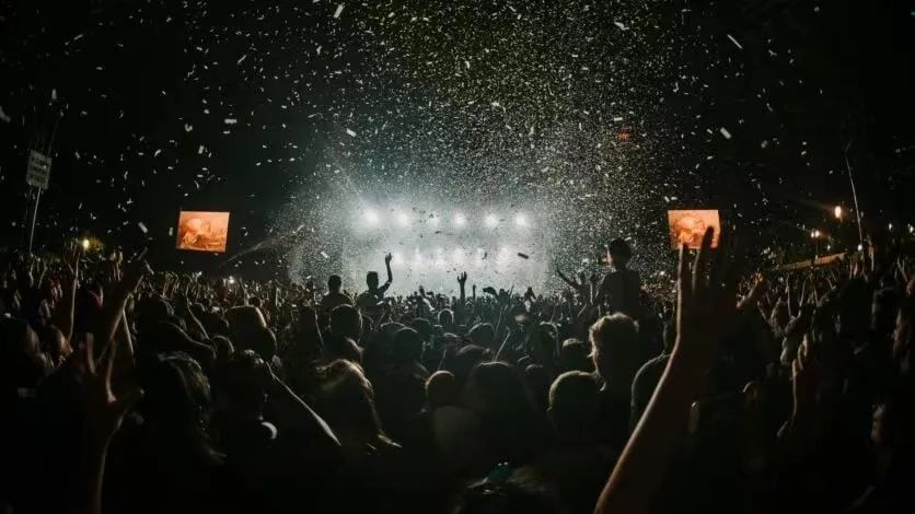 Line|美国年度音乐音频播放量首次破万亿，Bad Bunny蝉联Spotify播放量最高艺人，Triller正式下架三大唱片曲库
