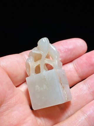 和田玉籽料|清 和田玉籽料白玉 荷叶钮 印章 荷塘清趣 君子之风