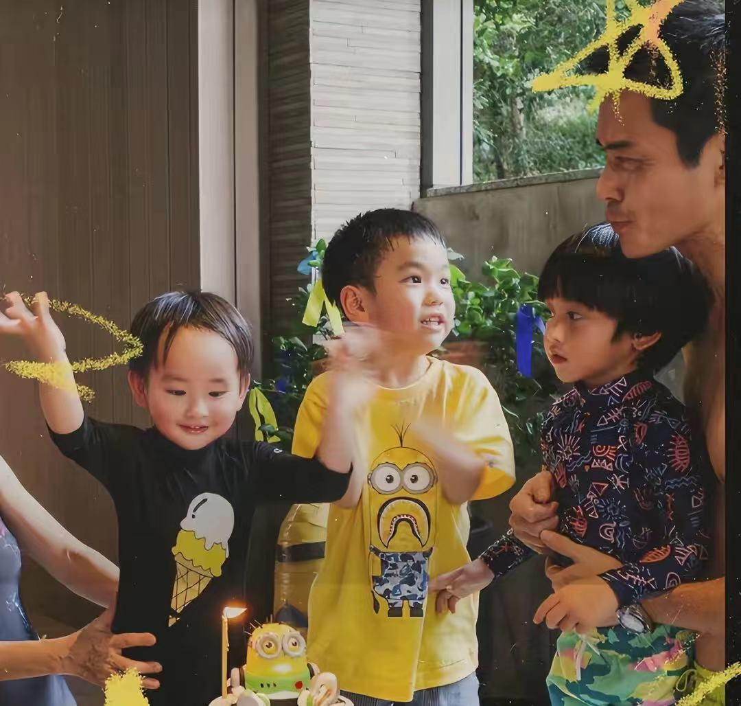 郑嘉颖|51岁郑嘉颖为2岁次子庆生，90后妻子大秀美腿，俩儿子似爸颜值高