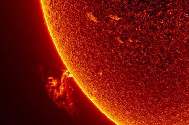 深度达12400英里！太阳表面出现了一条巨大裂缝，到底是什么？