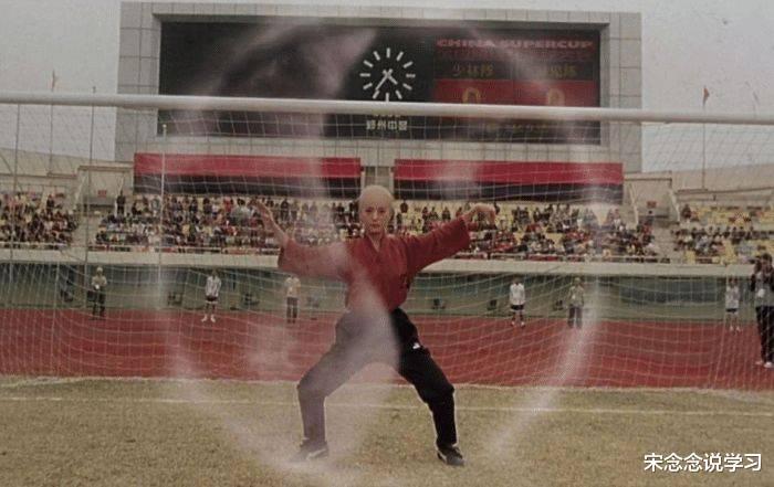 周星驰|《少林足球》拍摄时需4万群演，周星驰想了一个办法，一分钱没花