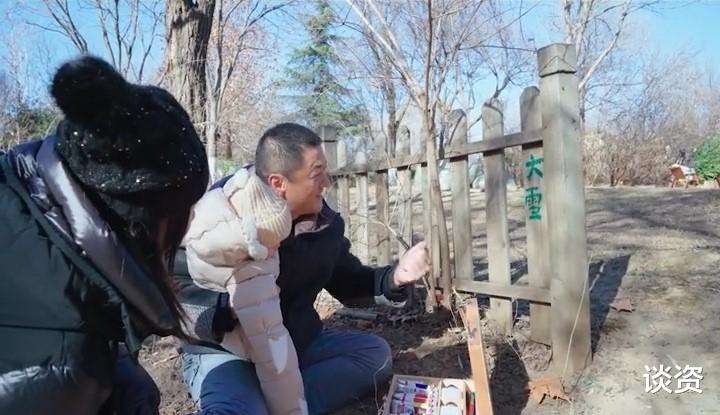 李亚鹏|李亚鹏携妻女出游，夫妻俩带女儿观测节气，网友：这才是生活