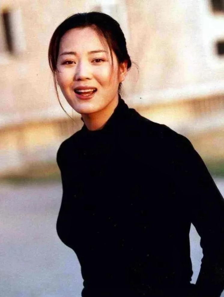 王茜华|王茜华：为拍戏流产、打美容针，41岁二婚嫁导演，43岁做高龄产妇