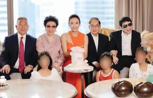 黎姿|黎姿晒照庆祝51岁生日,穿露肩裙美丽动人,和家人同框画面温馨