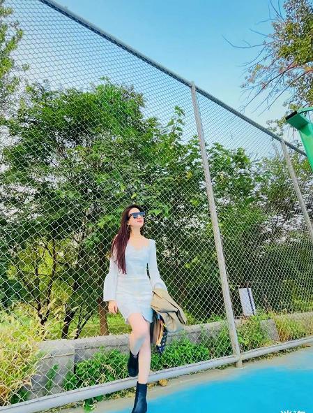 刘亦菲|刘亦菲晒国庆出游照,白裙黑靴造型养眼,肤白貌美颜值在线