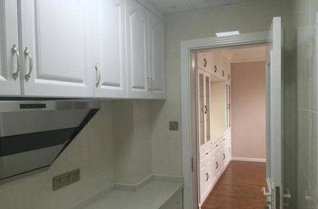 新房硬装花了8万,老妈保洁完就很漂亮了,老婆说最满意全屋橱柜