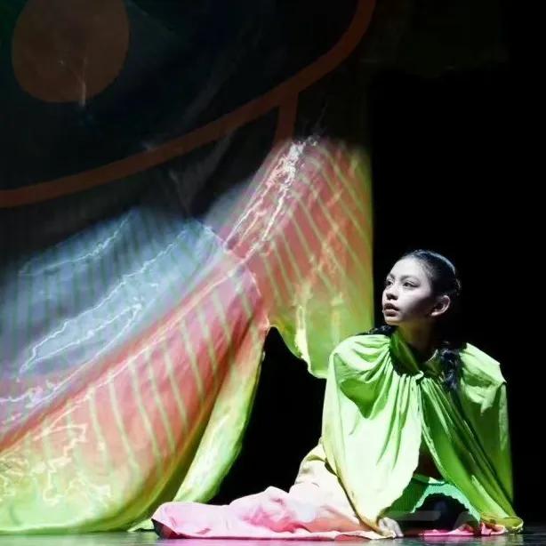 诺一|刘烨俩儿女参加戏剧表演,霓娜高冷似花仙子,诺一台词没有东北味