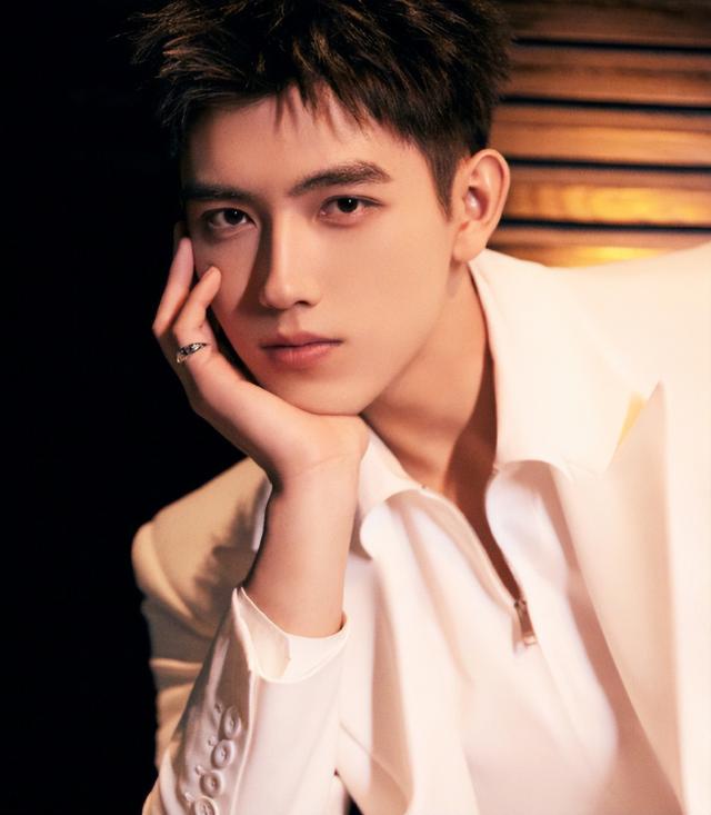 陈飞宇|陈飞宇承认曾与女网红交往，称恋爱期间均为单身，网友怒喊：退圈