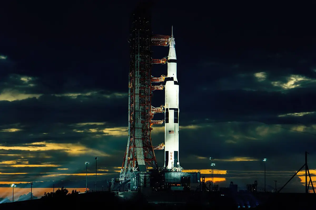 NASA第一发登月火箭升空,一鸽再鸽技术旧,谁先载人登月可能难说