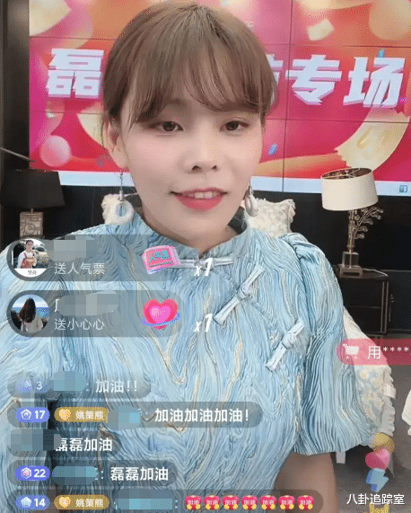 街拍|“房产大战”接近尾声?熊磊穿旗袍直播心情好,评论区支持声一片