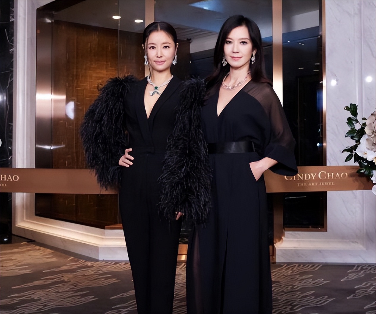 林心如|林熙蕾曾馨莹等阔太合影，林心如皮肤发黄发黑，Melody最抢镜