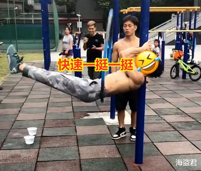 男子公园横着身体转呼啦圈,一挺一挺力道十足,大妈看得目不转睛