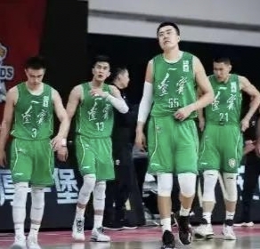 杨鸣|最没悬念的辽粤大战，仍旧一票难求！杨鸣夜探敌营，杜锋秒变谦虚