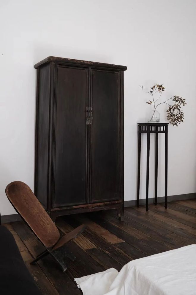 |他蜗居35m2,每月额外花8000元租别墅,摆满古物