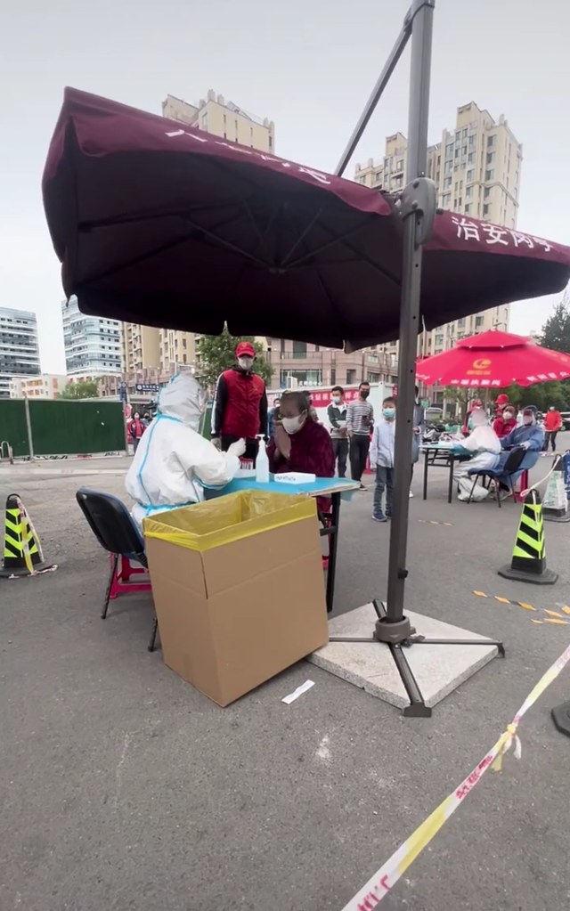 刘亦菲|86岁“容嬷嬷”李明启立正排队教科书式做核酸，结束后鞠躬作揖感谢