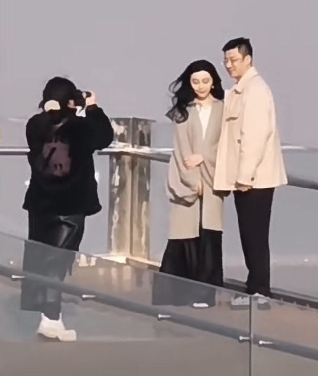 范冰冰|范冰冰与男友罕秀恩爱，两人同框似隔辈人，男方帮拿衣服像小跟班