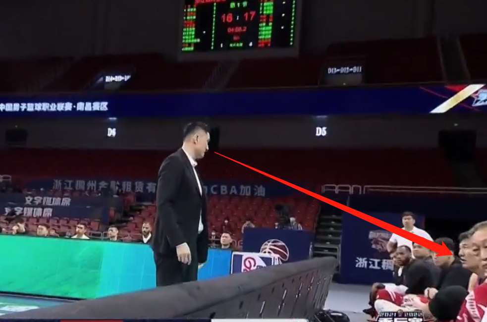 杜锋|不到2分钟便被换下！为何杜锋会迅速换下苏伟？莱多引替补席欢呼