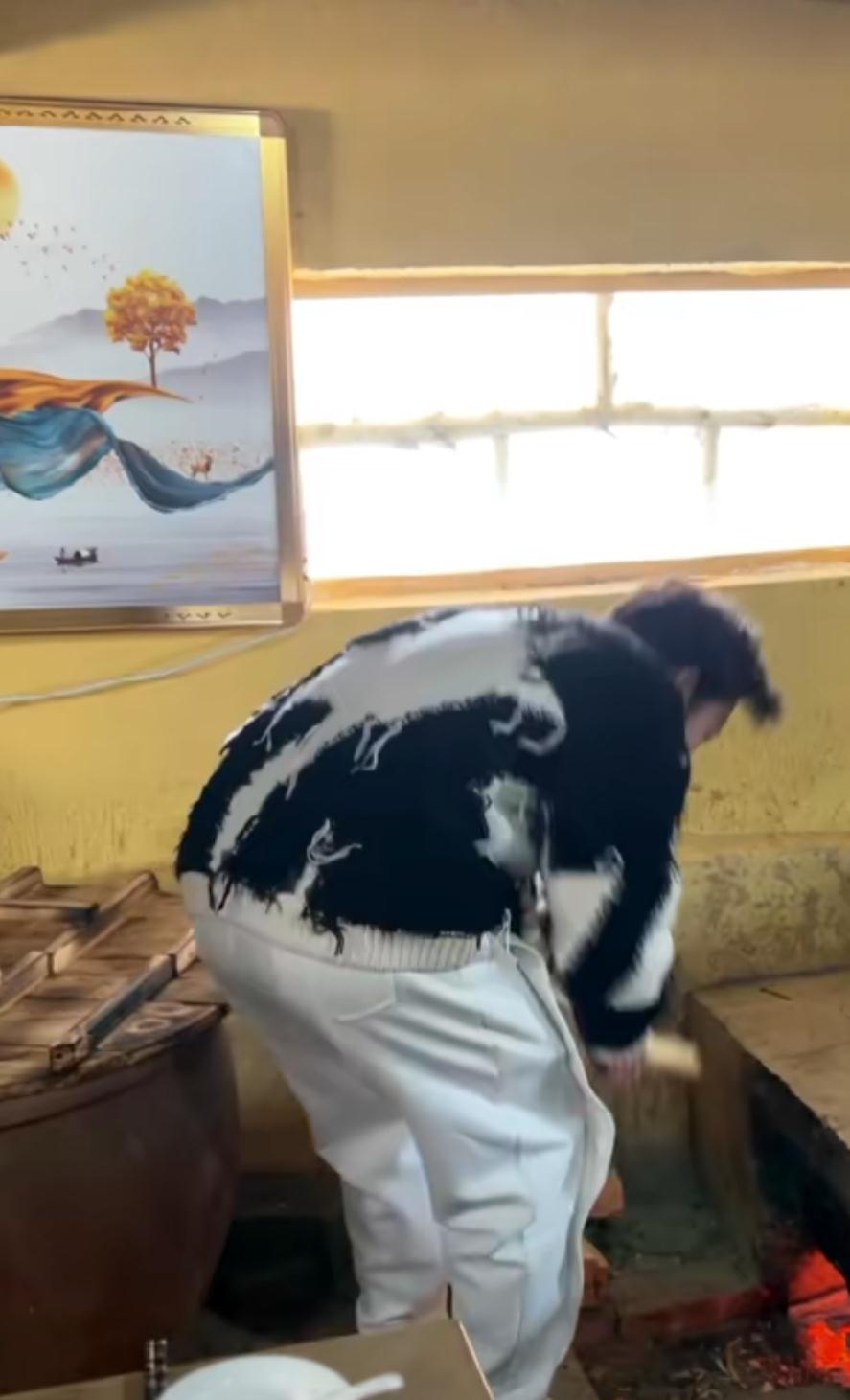 李玉刚农村老家罕曝光,厨房屋顶都是木头构建,柴火灶满是裂痕