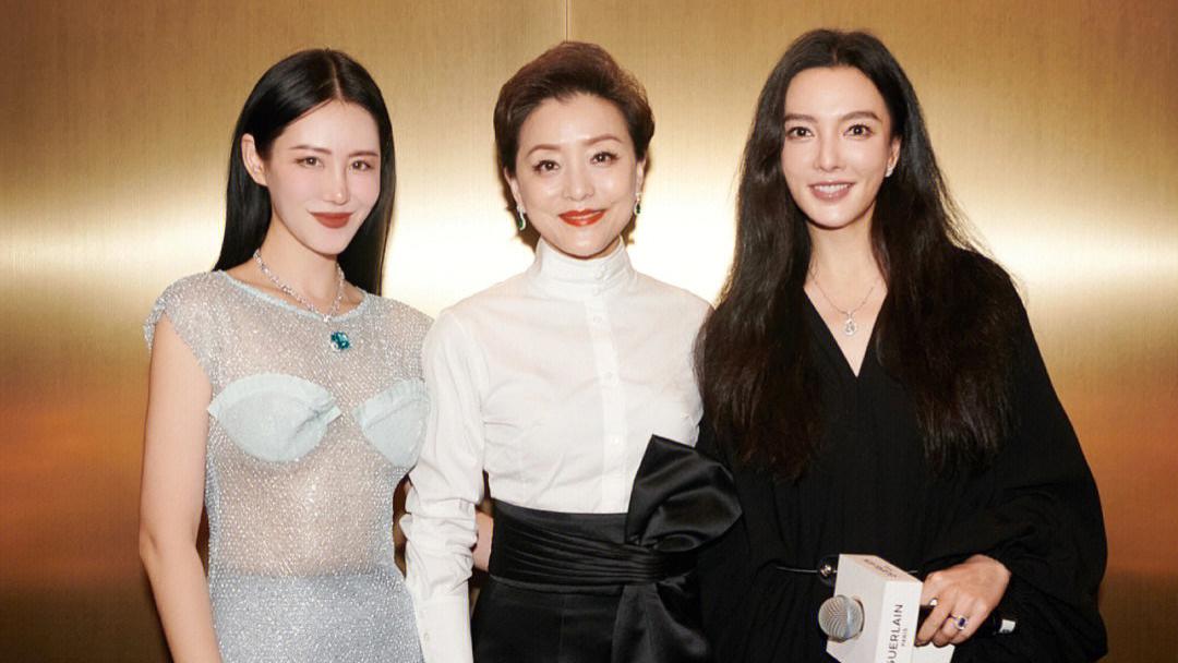 杨澜|“前央视一姐”杨澜重拾老本行，主持活动众人合影受追捧，穿包臀裙似女星