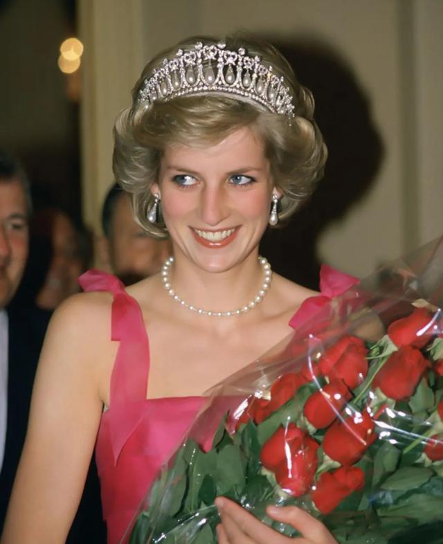 发型 发型有多重要?戴安娜长发似平民媳妇,剪短头发后气质大变成经典