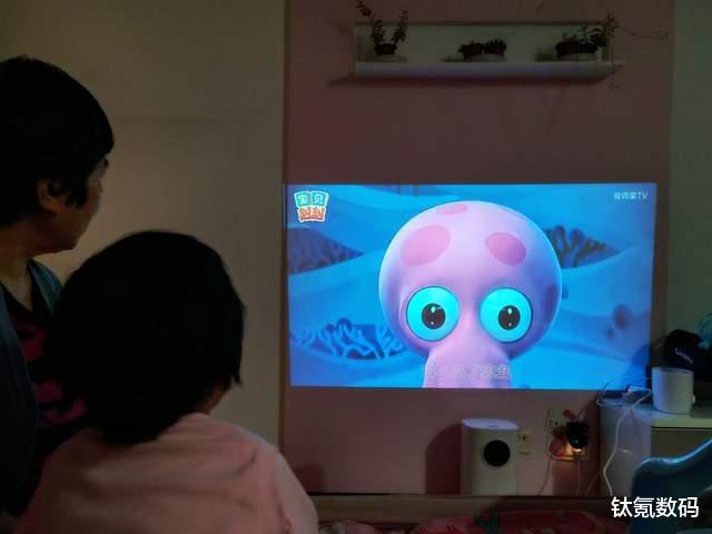 显示器|躺平看大片，入门巨幕投影用起来有多爽，万播T2R Max体验