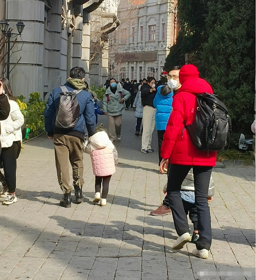 迪丽热巴|46岁撒贝宁带外国妻子逛街！女方身材高挑亮眼，小撒穿10cm增高鞋