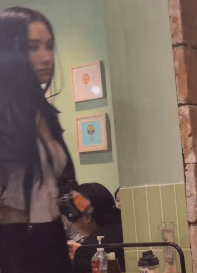又是网红！王思聪带新女友现身餐馆，女友正面曝光清纯可人！