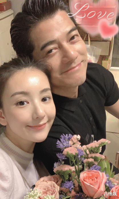 方媛|方媛晒郭富城视角带娃照，素面朝天一个人抱着俩女儿喂饭，超能干