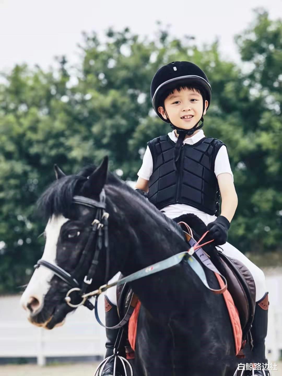 大麟子|邓莎8岁儿子骑马！大麟子马术娴熟气质酷，五官和妈妈似复制粘贴